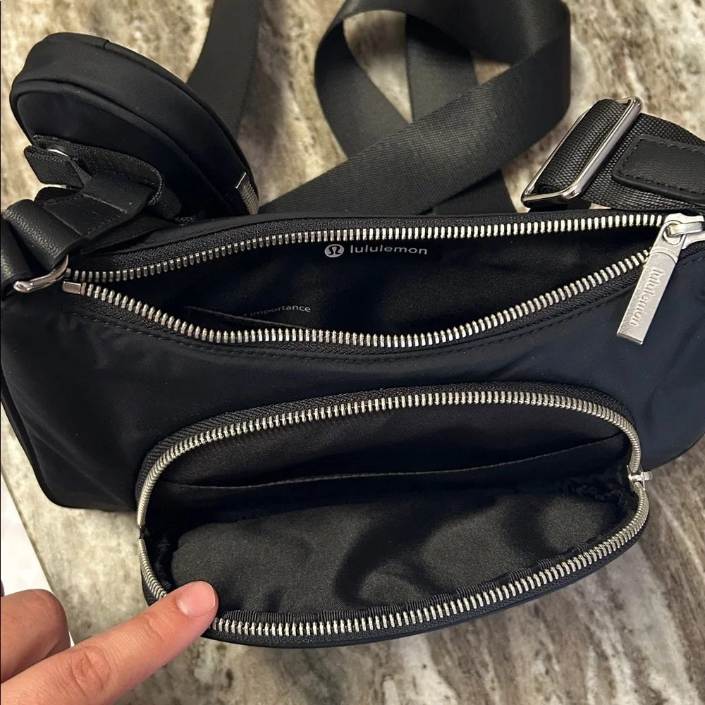 New without tag! Lululemon Black Crossbody Bag with nano pouch 2L - Picture 8 of 11